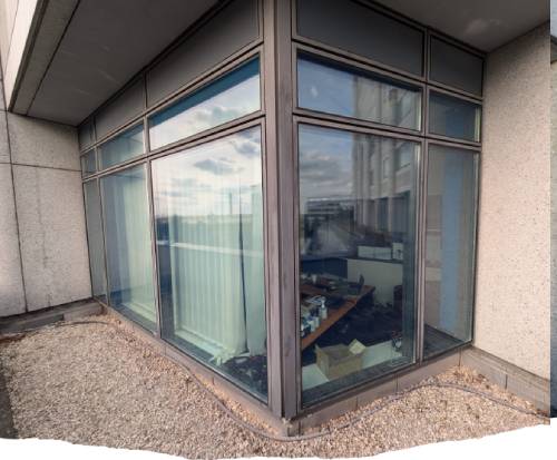 Une façade vitrée traitée avec la peinture Satpaint