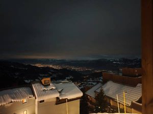 Nuit sur la montagne la ville au loin